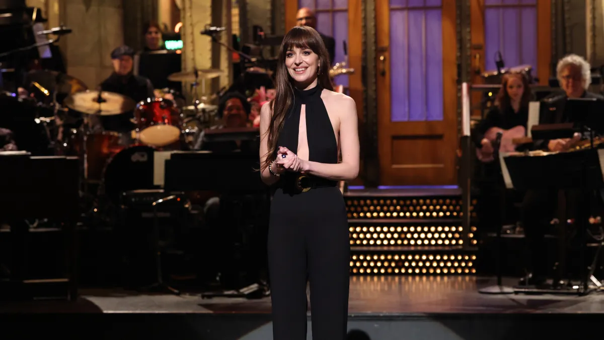 Dakota Johnson Lights Up Snl Monologue With Humor Just Cant Take Interviews Seriously 